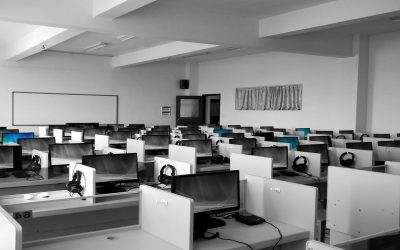 Beginner’s Guide to Choosing Desks for Call Centers