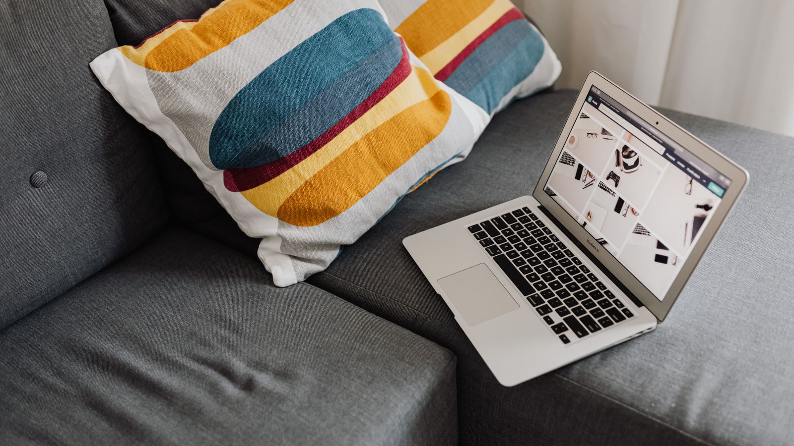 Desk with a streamlined ergonomic comfort kit including a cushion and posture support